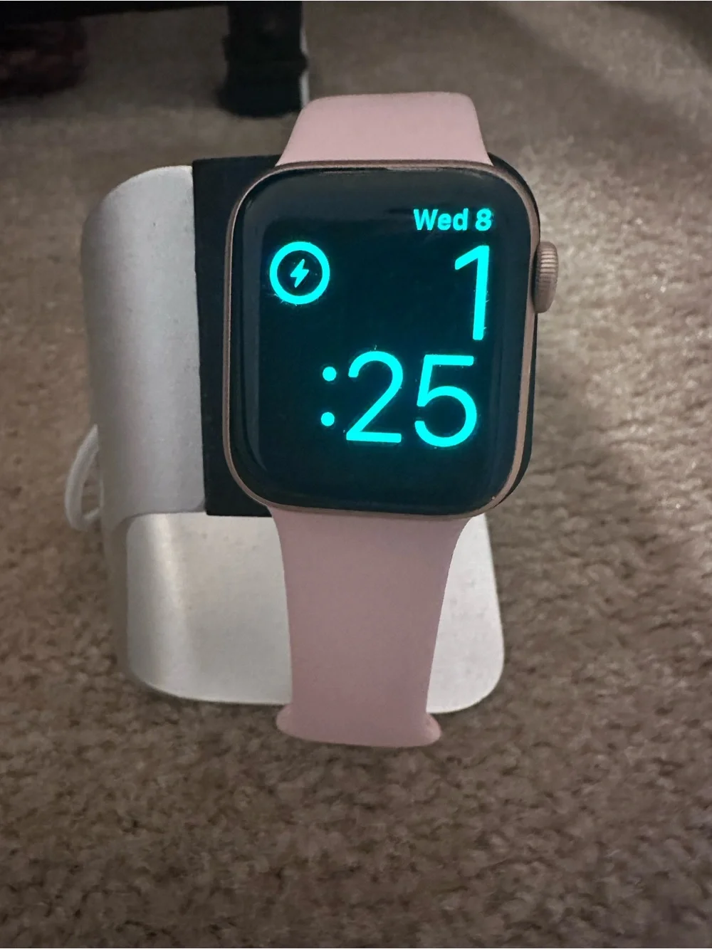 Apple Smartwatch 40 mm Series 4 Bundle with Charger, Stand and Assorted Bands